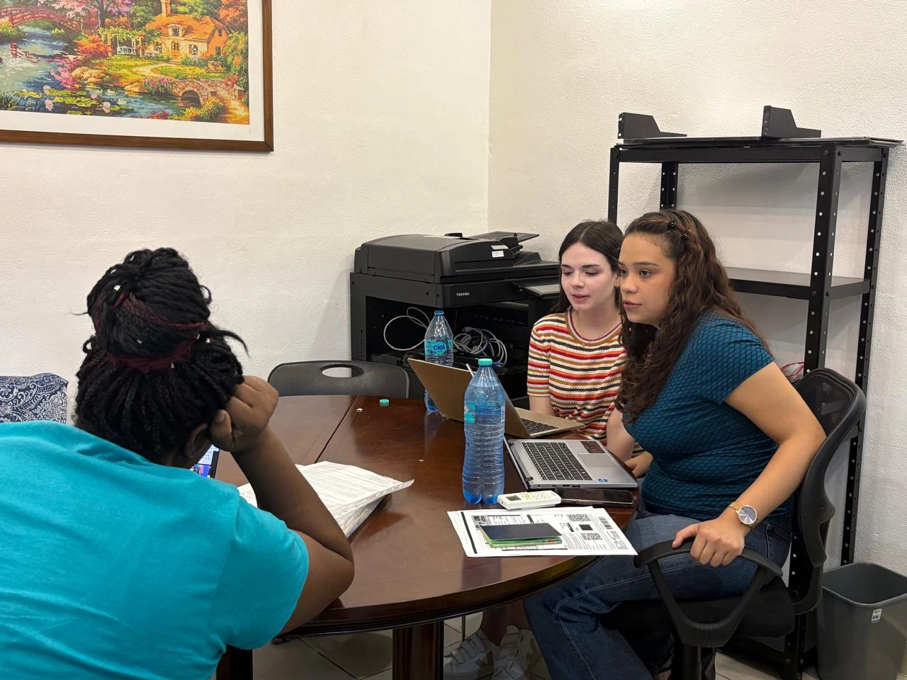 Estudiantes de la FLDM en sesión de asesoría jurídica en la Clínica de Derecho Migratorio
