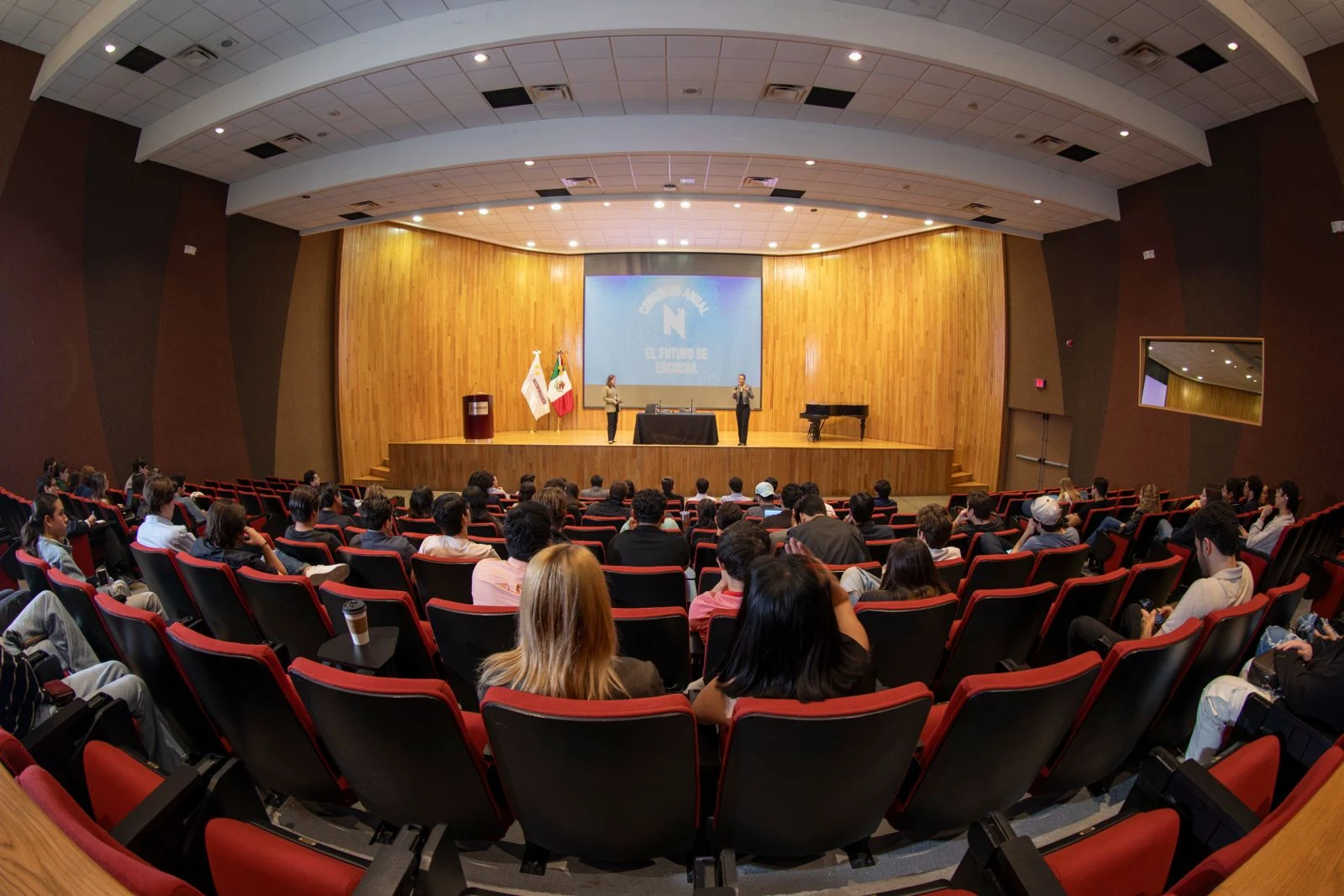 Comunidad académica reunida en el auditorio principal de la FLDM durante una conferencia institucional.