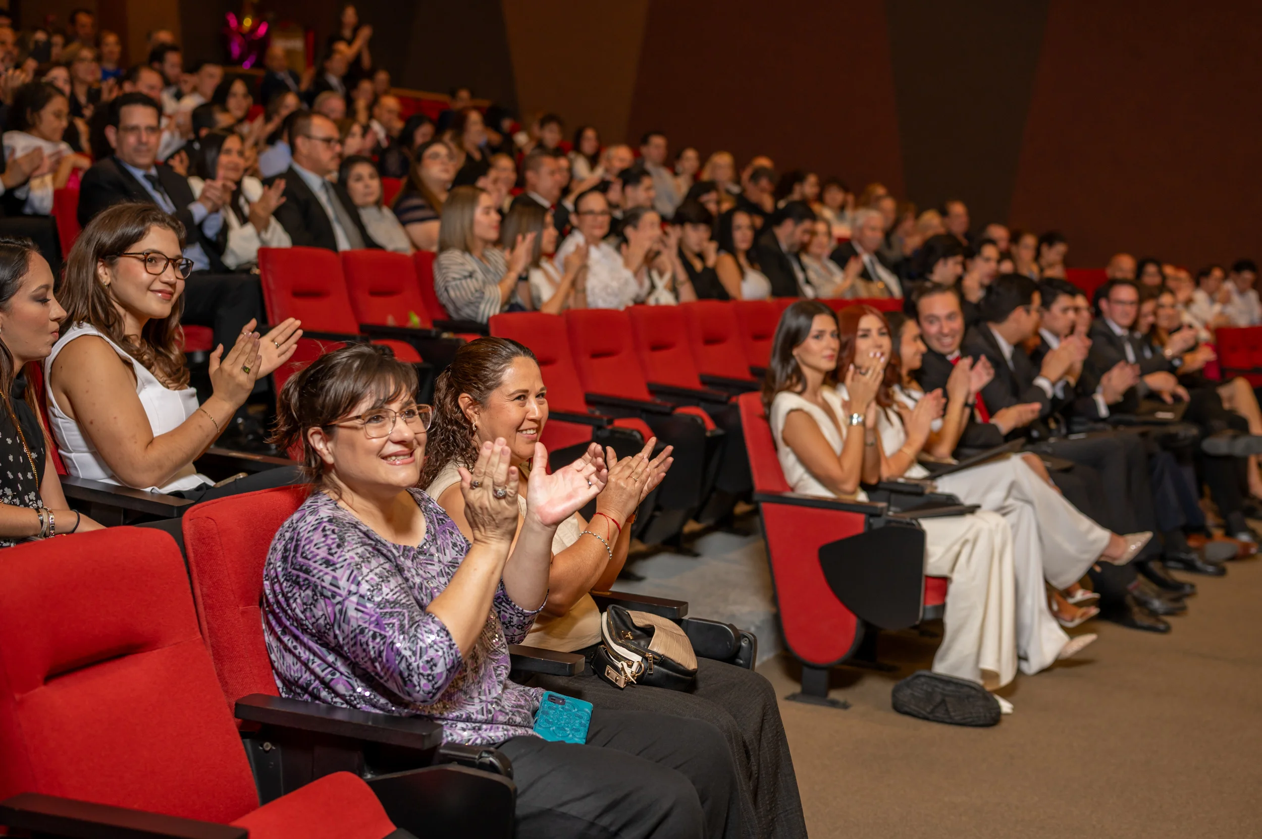 Estudiantes, familias, profesores y colaboradores participan en una ceremonia académica de la FLDM.