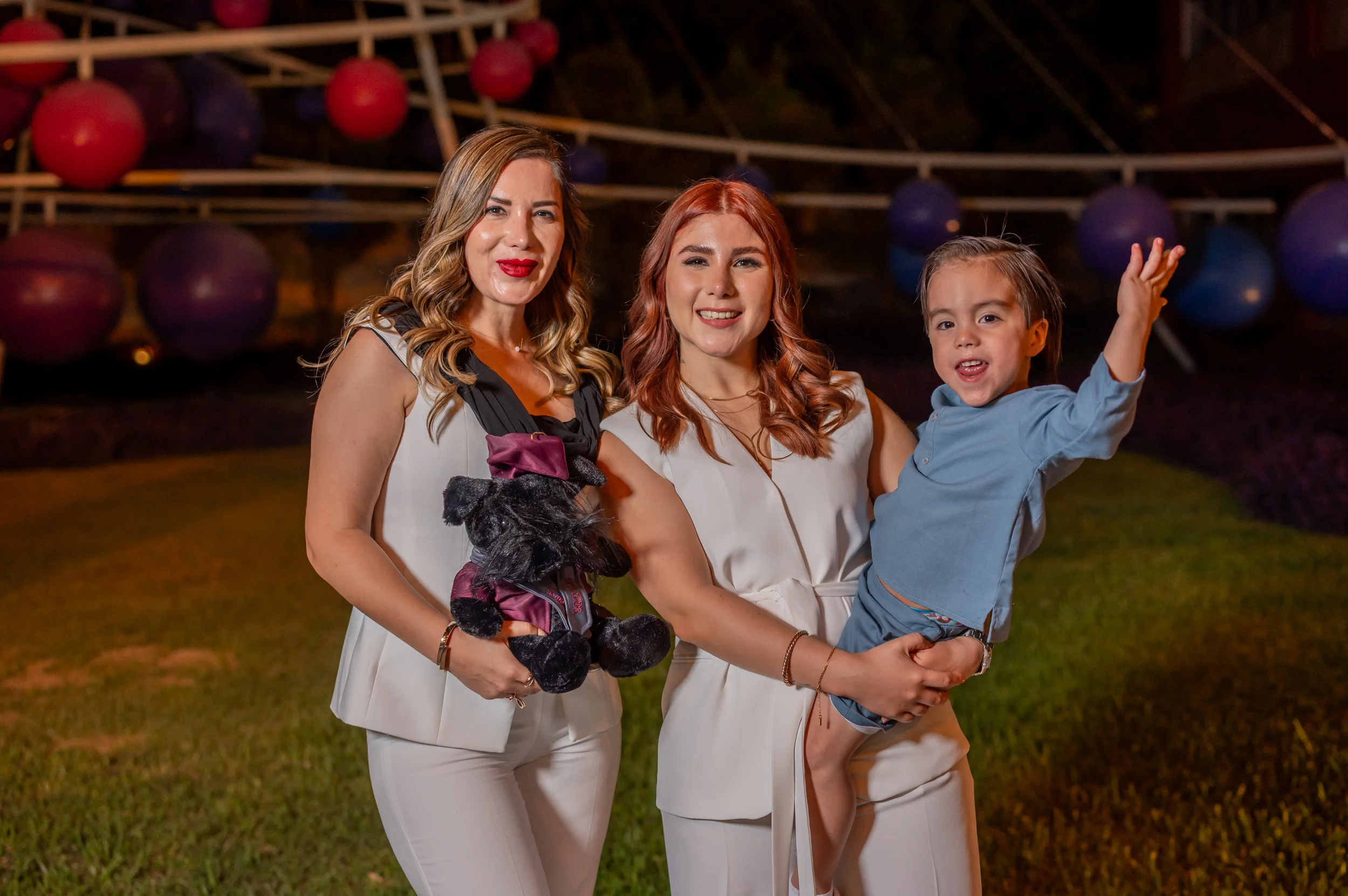 Familiares celebran junto a una estudiante durante un evento de la Facultad Libre de Derecho de Monterrey.