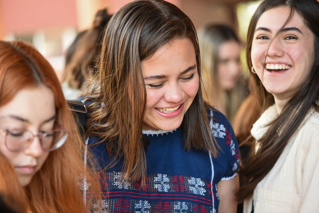 Estudiantes celebrando y sonriendo en una actividad de integración y bienestar